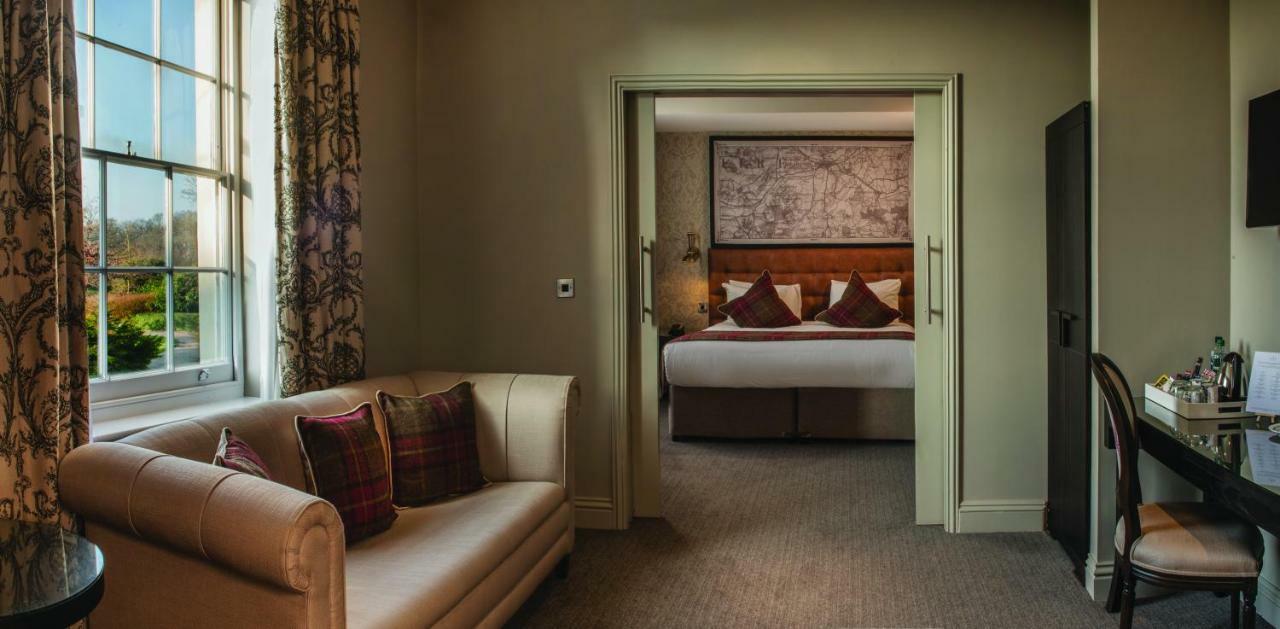 De Vere Wokefield Estate Reading Exterior photo