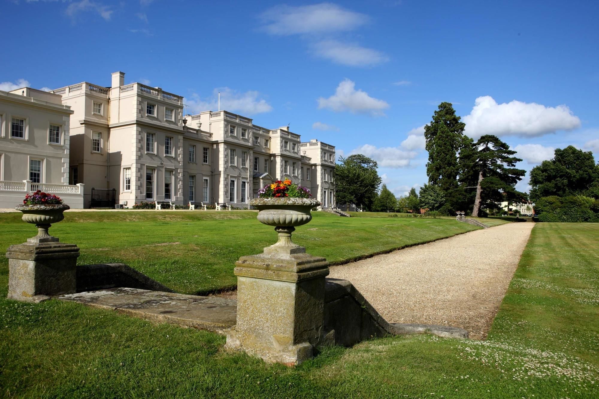 De Vere Wokefield Estate Reading Exterior photo